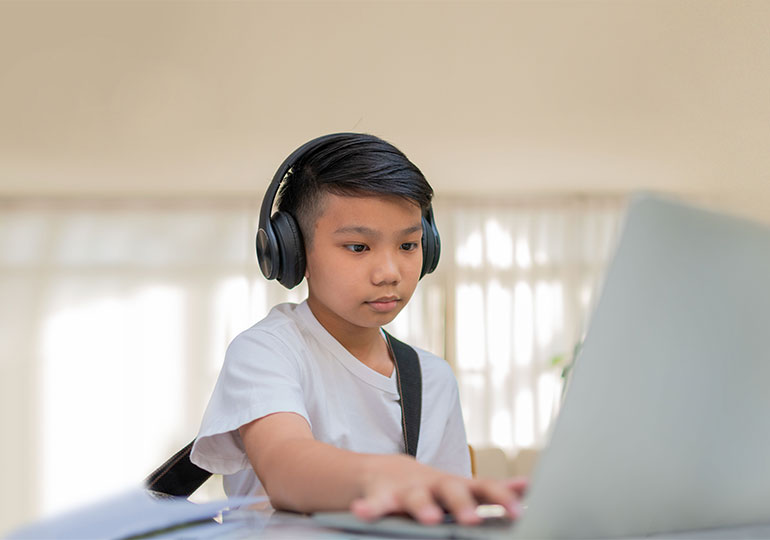 Une jeune personne consulte diverses activités en lien avec la santé mentale pour les jeunes sur un ordinateur portable